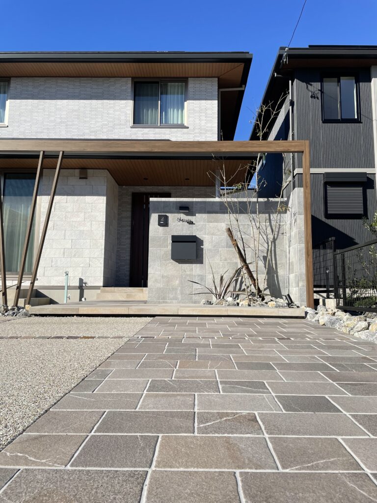 M邸